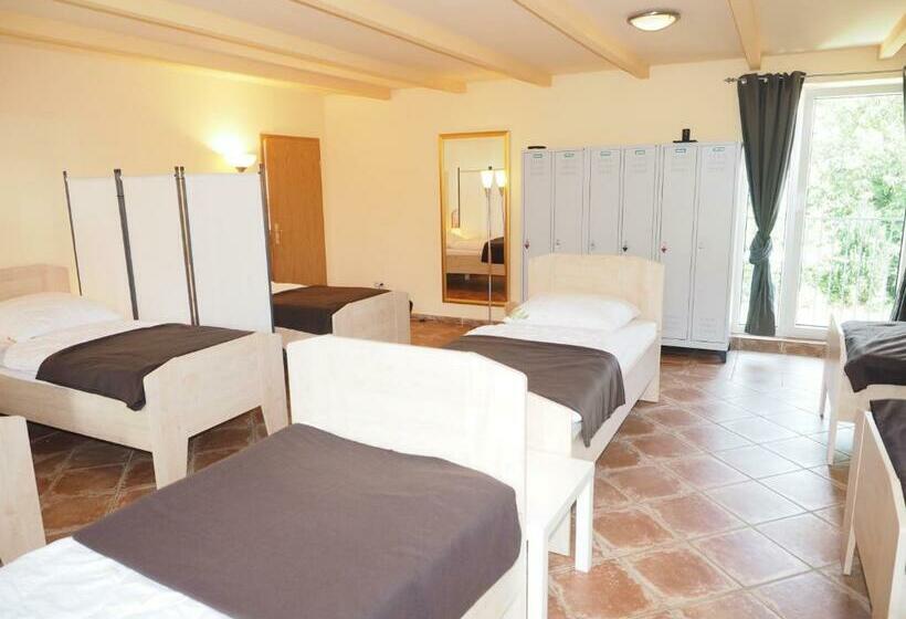 Кровать в Общей Комнате, Apart Hotel Sarstedter Hof