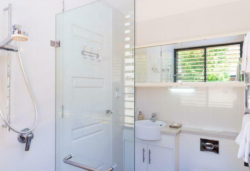 Апартаменты 1 Спальня, By The Beach B&b Self Contained Apartments