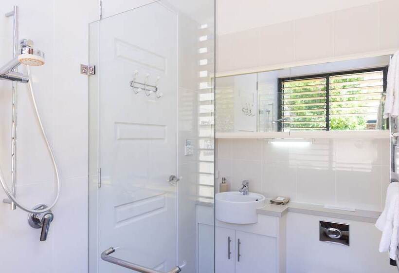 Апартаменты 1 Спальня, By The Beach B&b Self Contained Apartments