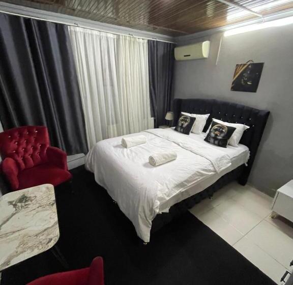 اتاق اکونومی, Taksi̇m Red Sui̇ts