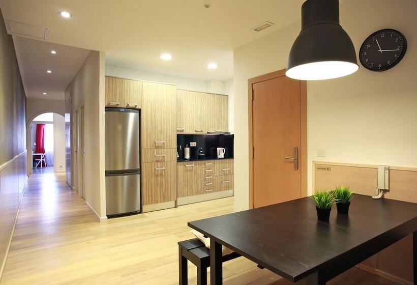 اتاق استاندارد چهارنفره با سرویس بهداشتی مشترک, Bird House