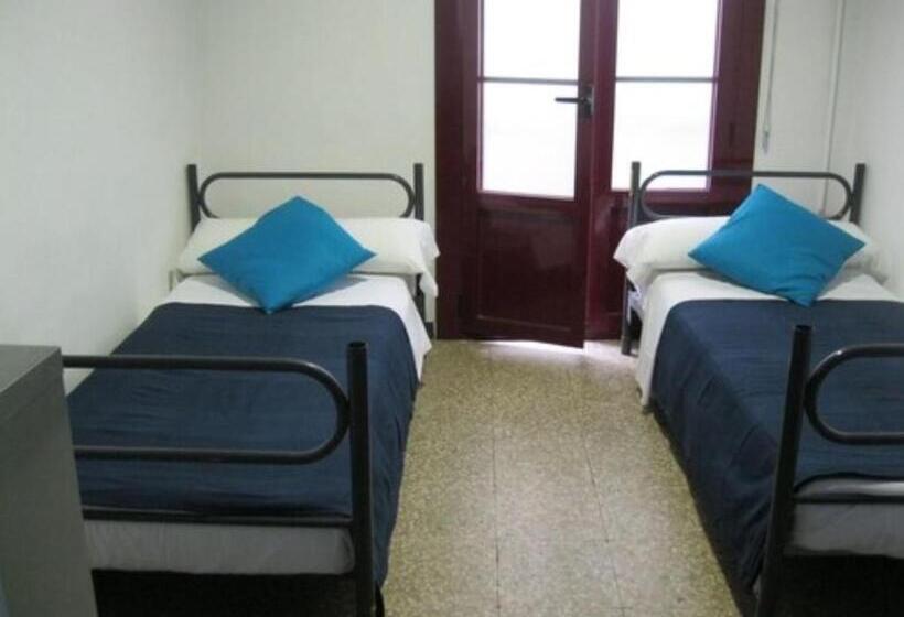Bett in Mehrbettzimmer mit geteiltem Bad, Ideal Youth Hostel