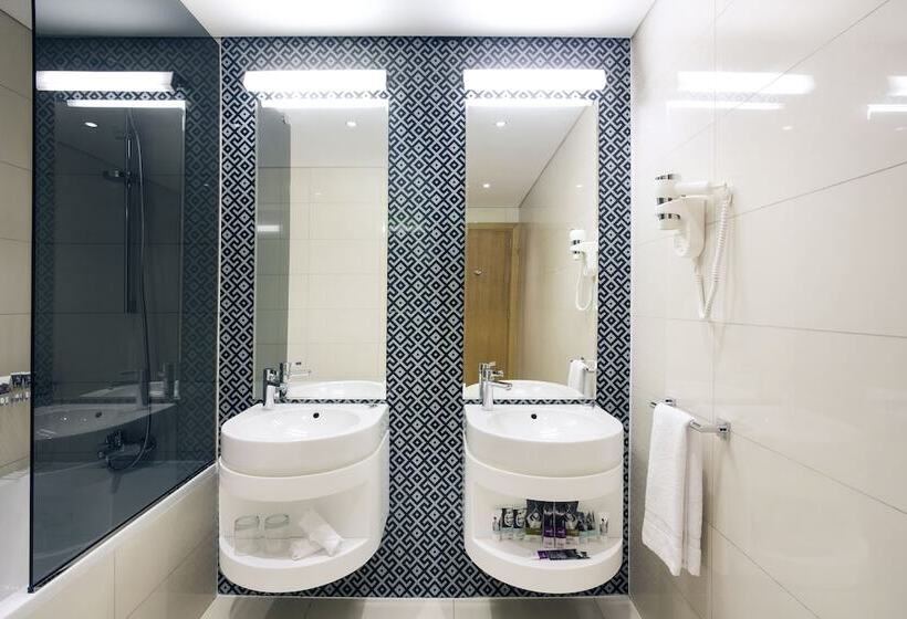 اتاق لوکس با چشم‌انداز استخر, Mercure Sohar