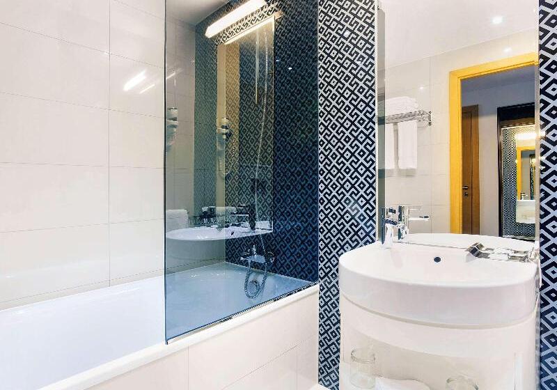 اتاق لوکس با چشم‌انداز استخر, Mercure Sohar