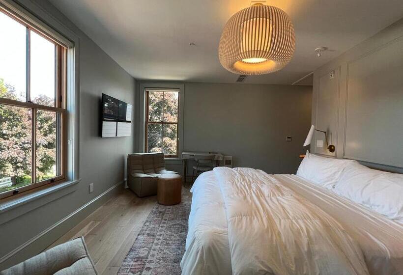 Suite with lake view, St. James Social