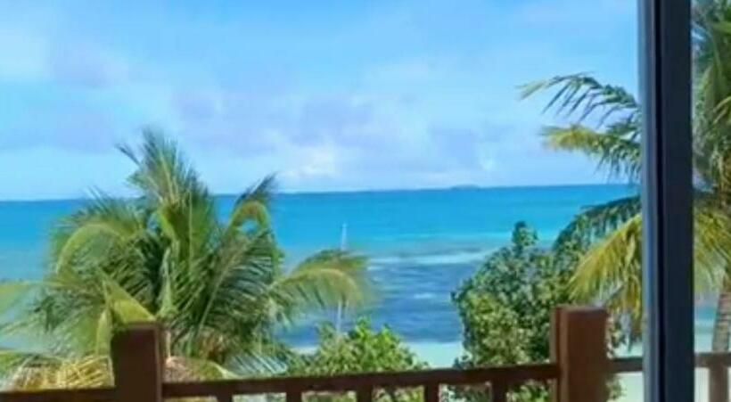 اتاق لوکس با چشم‌انداز دریا, The Sunset Villa