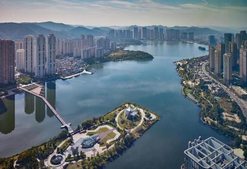 Номер Deluxe Кровать Кинг, Meixi Lake Hotel, A Luxury Collection Hotel, Changsha