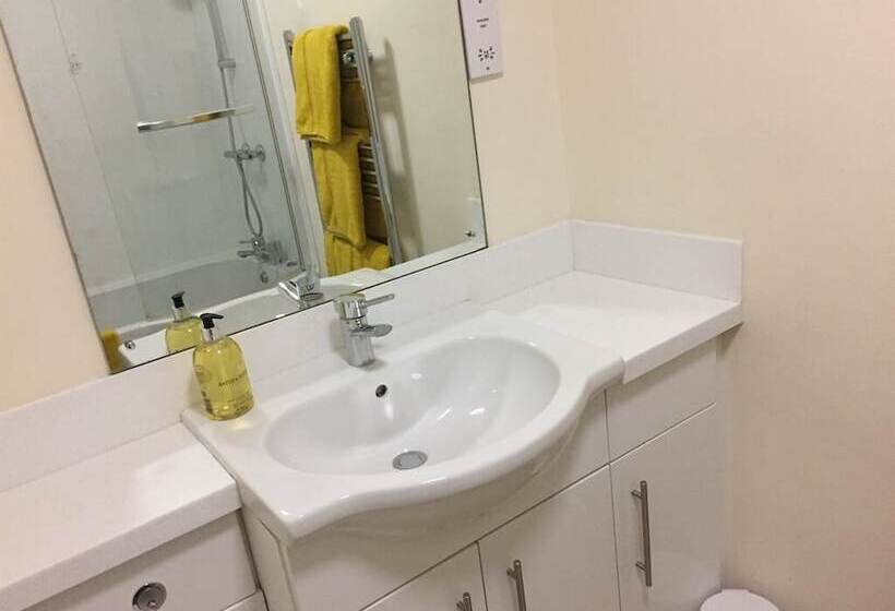 1베드룸 아파트 1층, Town Centre Apartment Perfect Location With On Street Parking