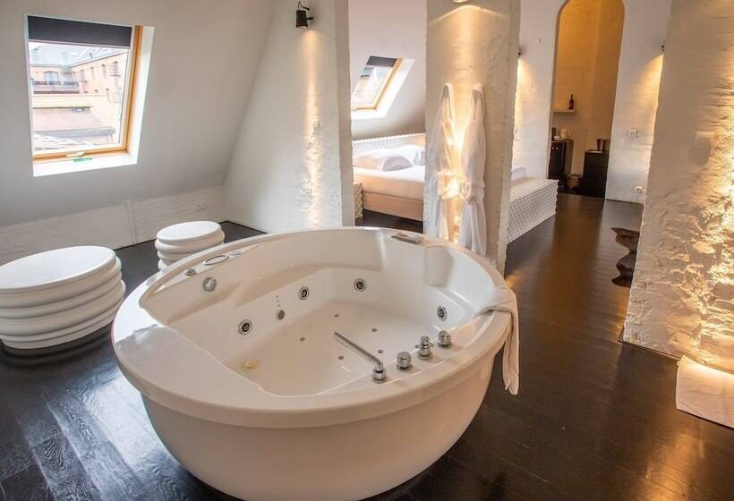 سوییت لوکس, B&b Suites Feek