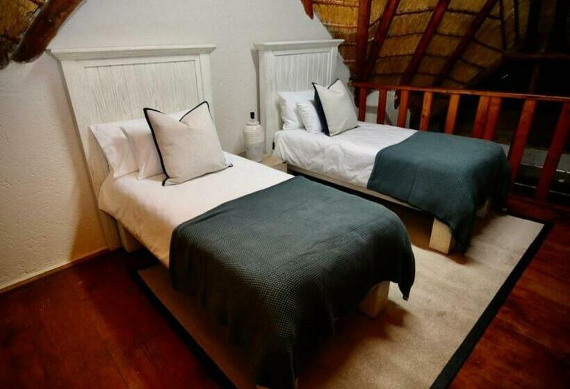 Family Suite, Decollage Estate