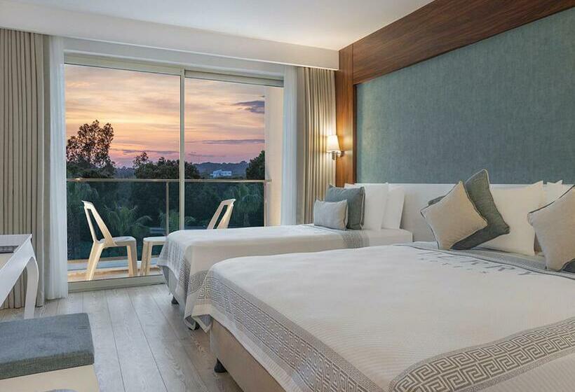 اتاق استاندارد با چشم‌انداز استخر, Berry Blue Hotels
