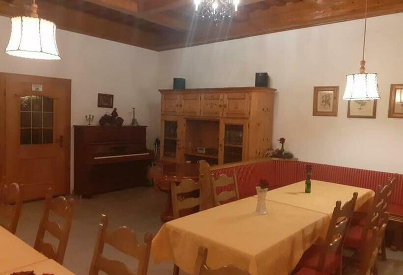 اتاق کلاسیک چهارنفره, Kupreška Bajka