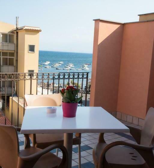 اتاق سه نفره سوپریور با چشم‌انداز دریا, Acitrezza B&b