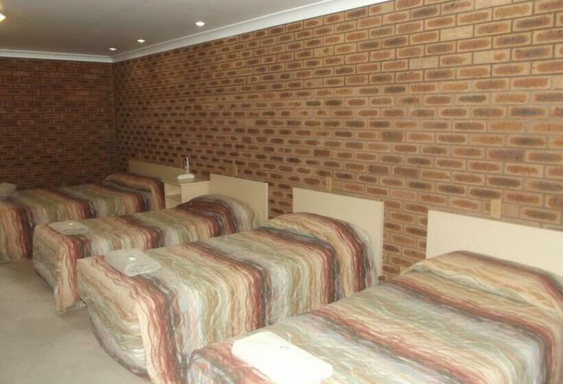 Семейный Номер, Cobar Town And Country Motor Inn