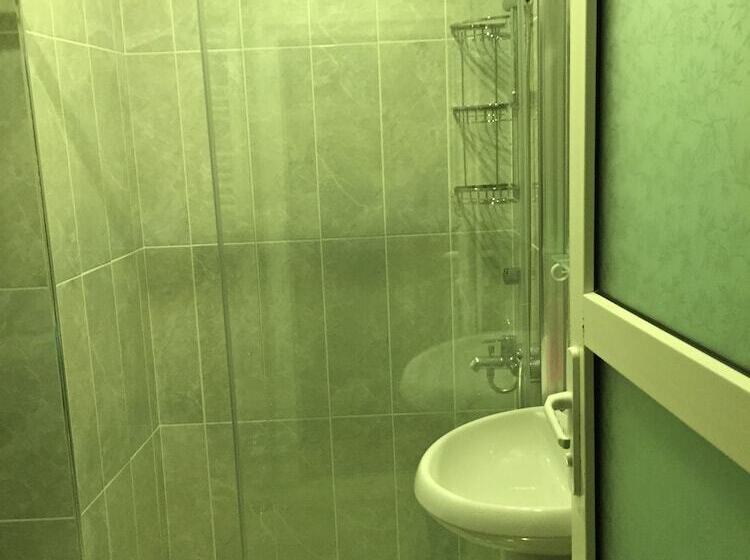 اتاق استاندارد سه تخته با سرویس بهداشتی مشترک, Nobel Hostel Guesthouse