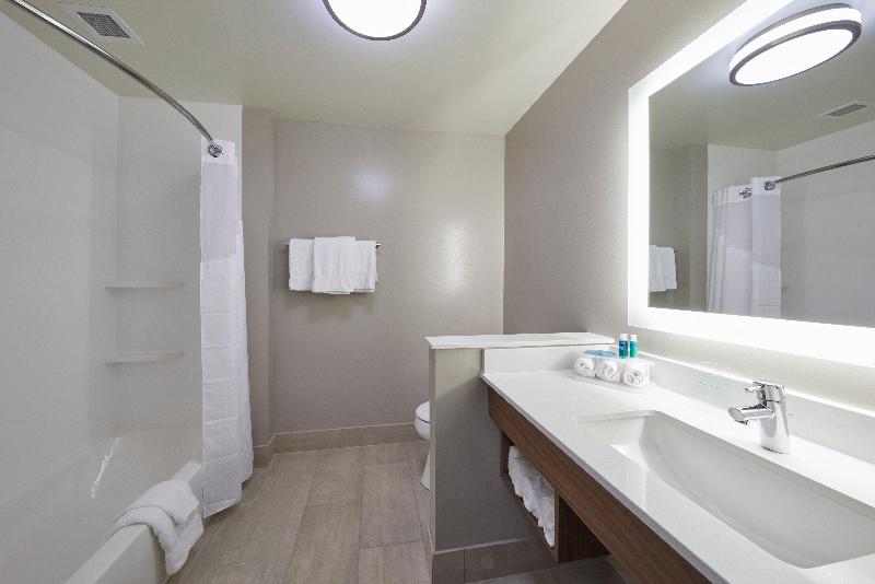 Номер Стандарт Адаптированный для Инвалидов, Holiday Inn Express & Suites   Hermiston Downtown, An Ihg