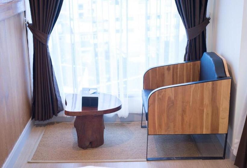 اتاق لوکس با بالکن, Triple B Boutique Residence