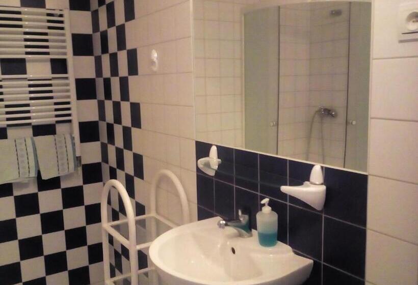 إستديو عائلى, Manhattan Penzion