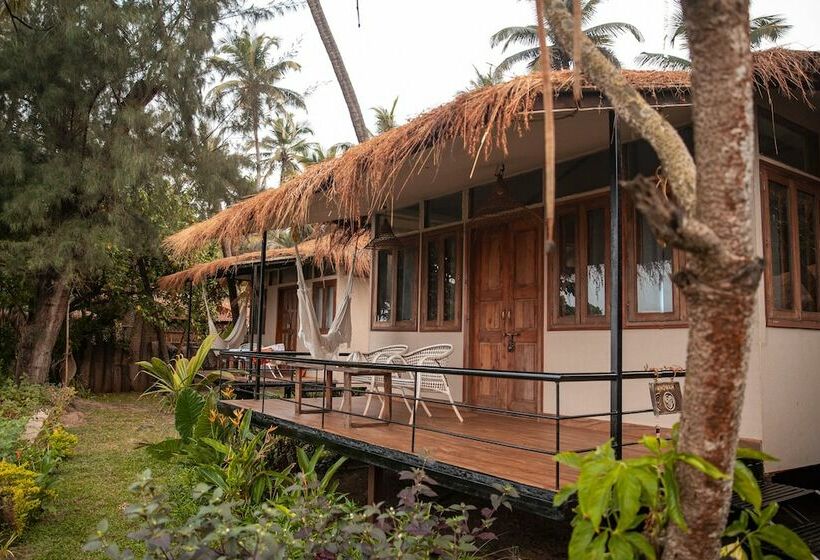 小室, Anahata Retreat Sea Front Resort