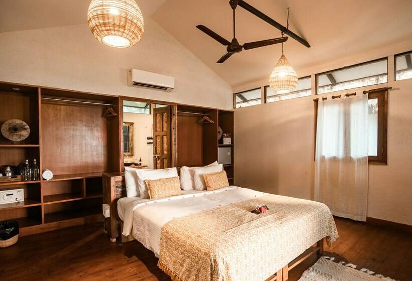 小室, Anahata Retreat Sea Front Resort