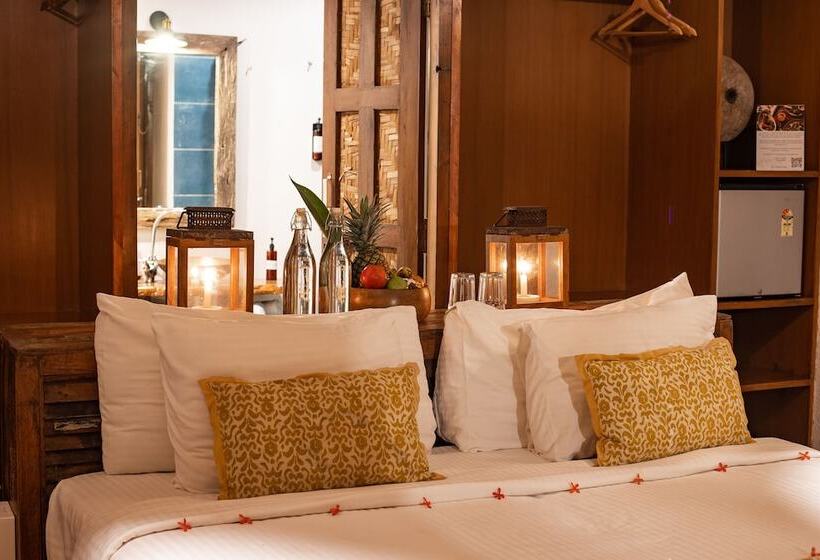 小室, Anahata Retreat Sea Front Resort