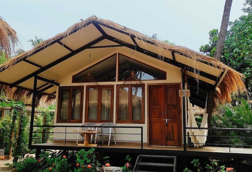 小室, Anahata Retreat Sea Front Resort