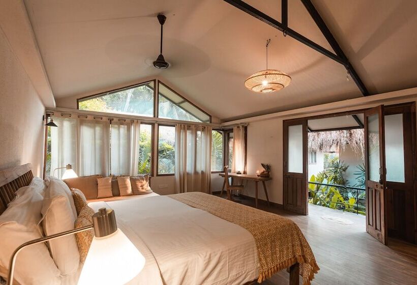 小室, Anahata Retreat Sea Front Resort