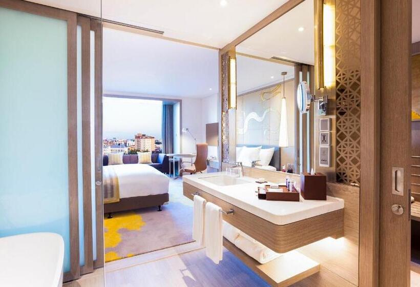 带大床的俱乐部房间, Crowne Plaza Vientiane, An Ihg