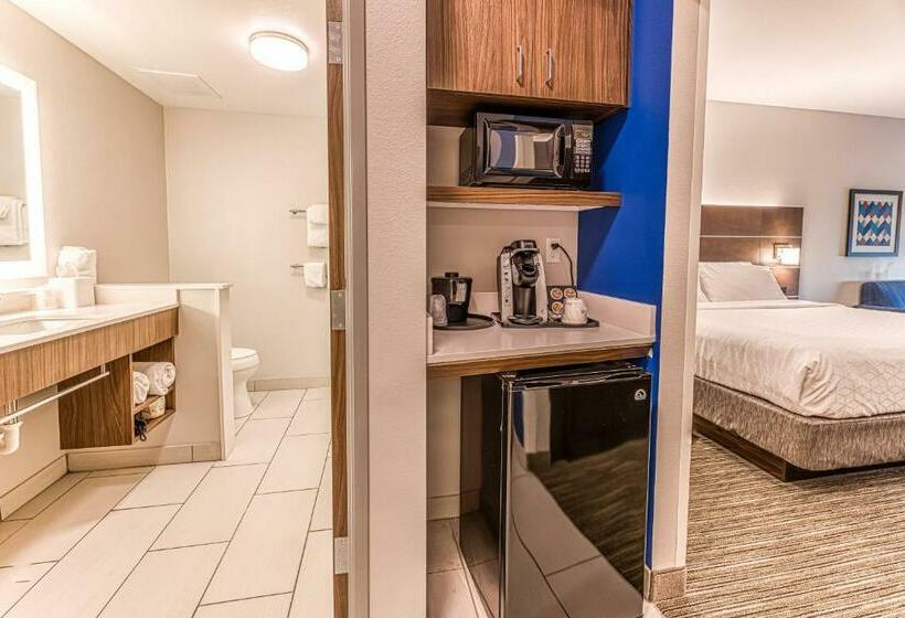 キングサイズベッドのスイートルーム, Holiday Inn Express & Suites   Rantoul, An Ihg