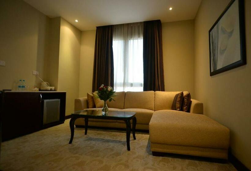 سوییت جونیور, Strato Hotel By Warwick