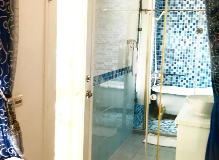 اتاق لوکس چهار تخته, 4 Seasons Garden B&b