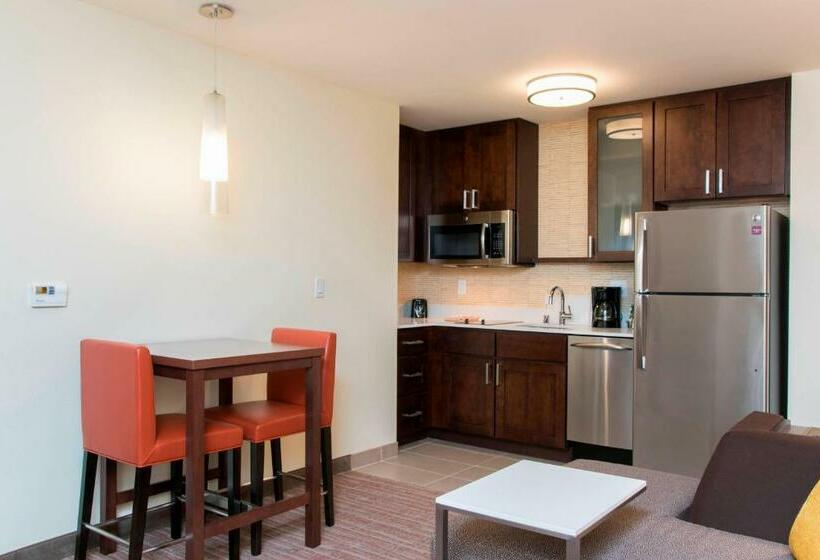 带大床的标准工作室, Residence Inn By Marriott Milwaukee West