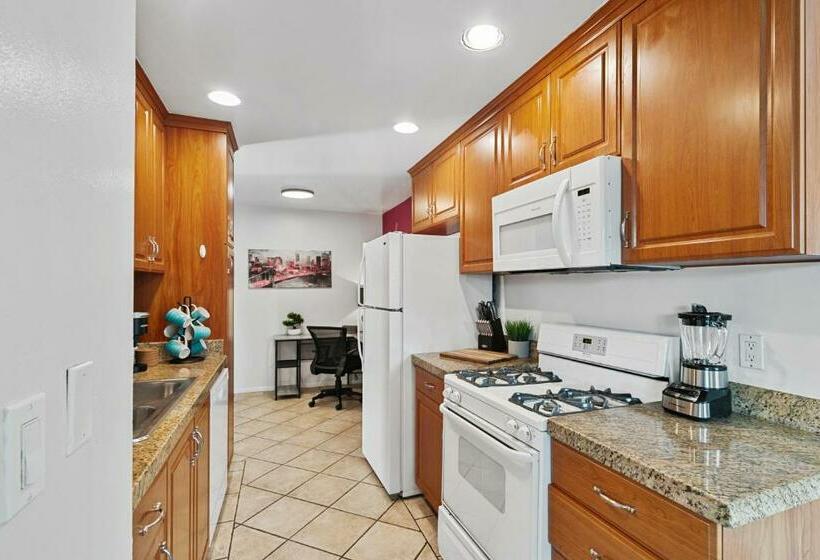 Apartamento 2 Dormitórios, Beverly Hills Chic 2 Bed 2bath With Patio And Parking 309