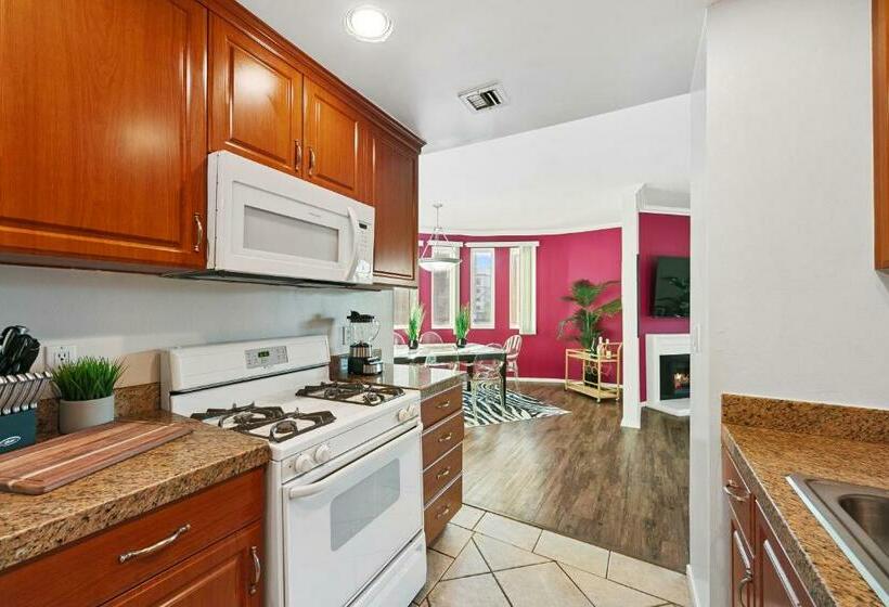 Apartamento 2 Dormitórios, Beverly Hills Chic 2 Bed 2bath With Patio And Parking 309