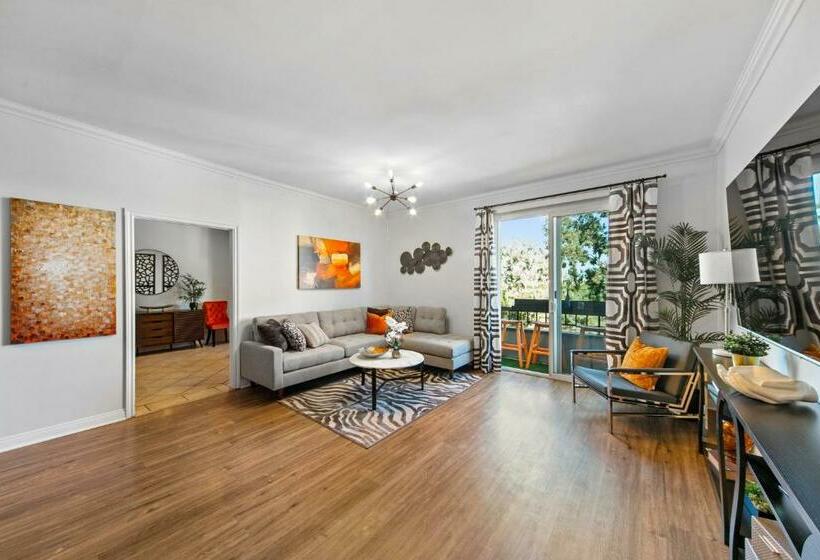 דירת פנטהאוז 1 חדרי שינה, Beverly Hills 2 Bed 2 Bath Penthouse With Den And Parking 414