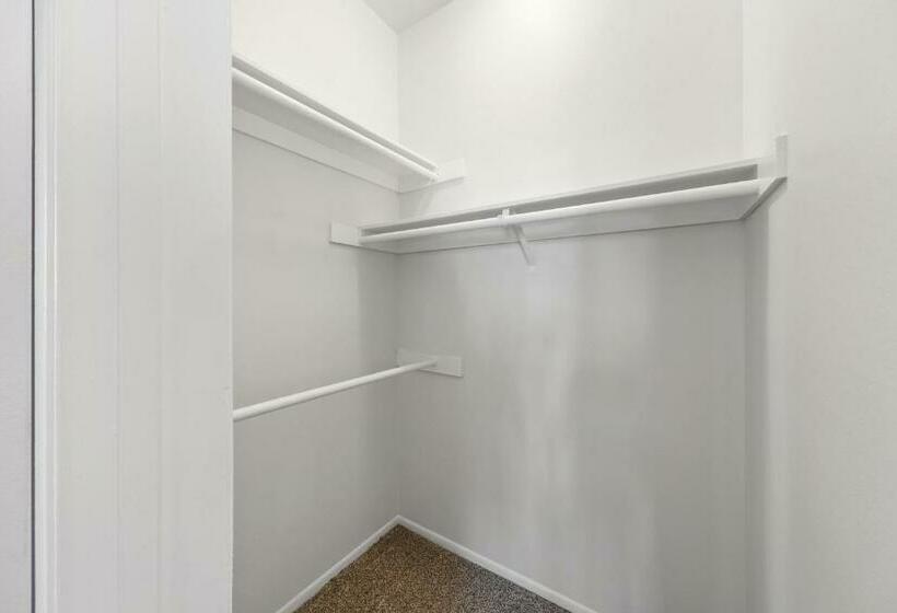 דירת פנטהאוז 1 חדרי שינה, Beverly Hills 2 Bed 2 Bath Penthouse With Den And Parking 414