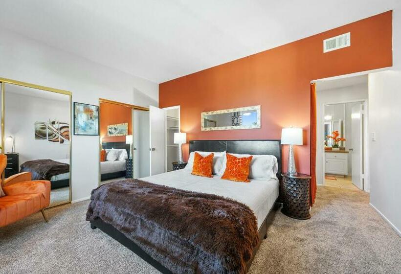דירת פנטהאוז 1 חדרי שינה, Beverly Hills 2 Bed 2 Bath Penthouse With Den And Parking 414