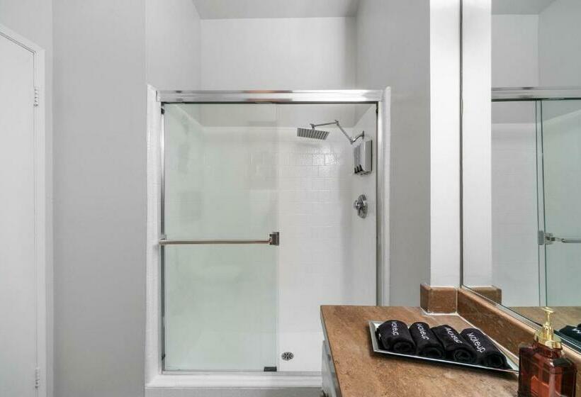 דירת פנטהאוז 1 חדרי שינה, Beverly Hills 2 Bed 2 Bath Penthouse With Den And Parking 414