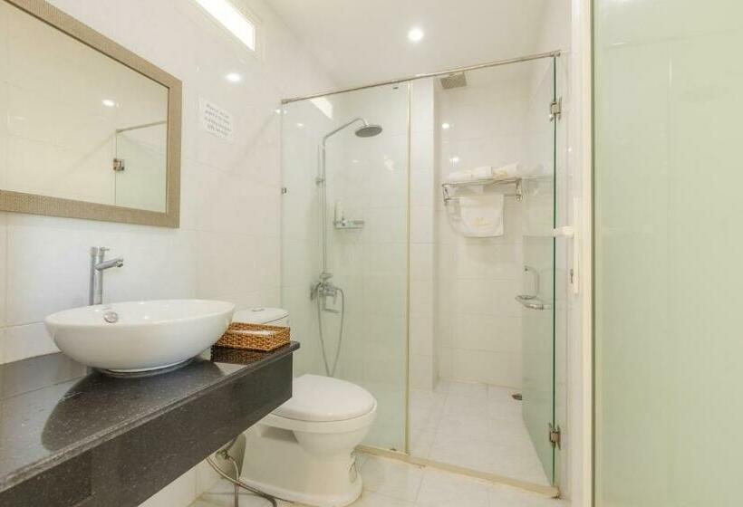 اتاق لوکس با بالکن, T&t Resort And Spa