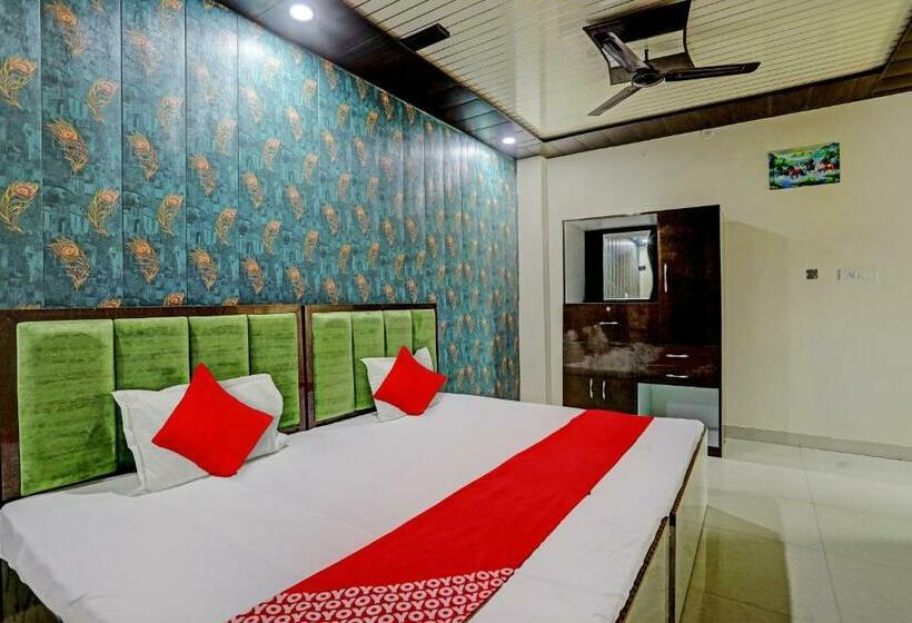 Трехместный Номер Классика, Oyo Flagship K1 Hotel And Restaurant