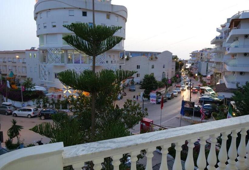 اتاق استاندارد سه تخته با بالکن, Rixhi