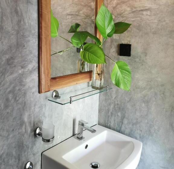 Трехместный Номер Стандарт Вид на Сад, Back Yard Madiha   Restaurant And Rooms