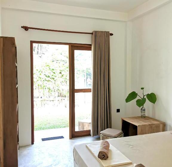 Трехместный Номер Стандарт Вид на Сад, Back Yard Madiha   Restaurant And Rooms
