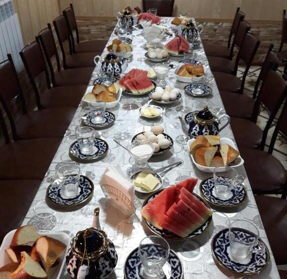 חדר משפחתי, Hello Hostel