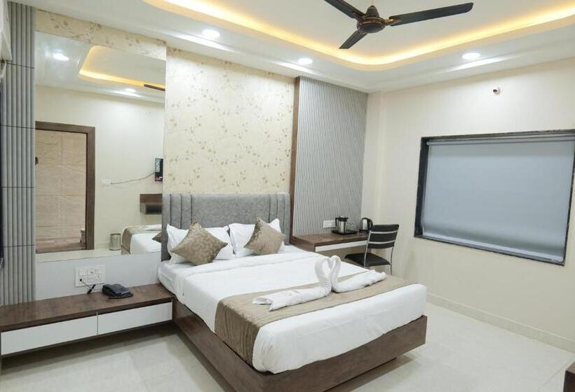 Quarto Superior, Adhiraj Inn