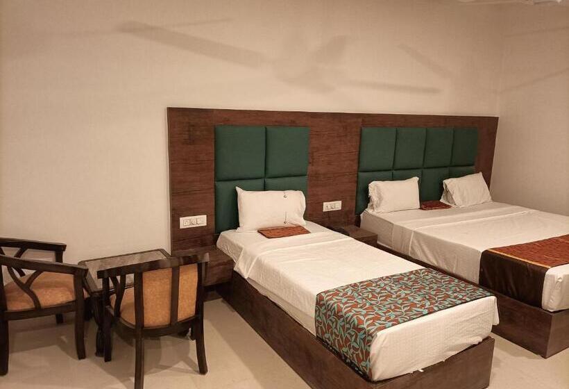 اتاق سوپریور با تخت بزرگ, Ambience Stay   At  Igi Delhi Airport