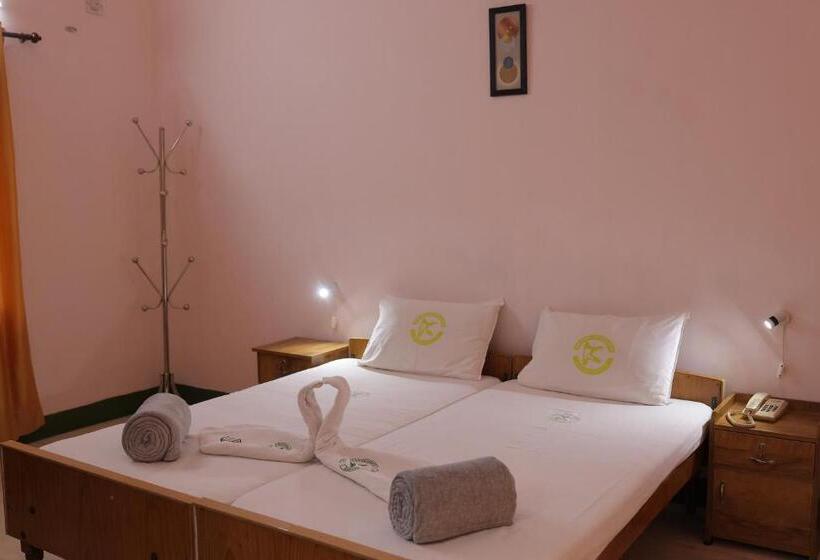 Полулюкс, Kuttralam Resorts