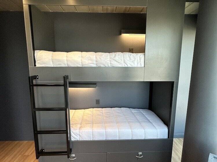 اتاق استاندارد چهارنفره با سرویس بهداشتی مشترک, Mons Hostel
