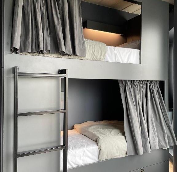 اتاق استاندارد چهارنفره با سرویس بهداشتی مشترک, Mons Hostel