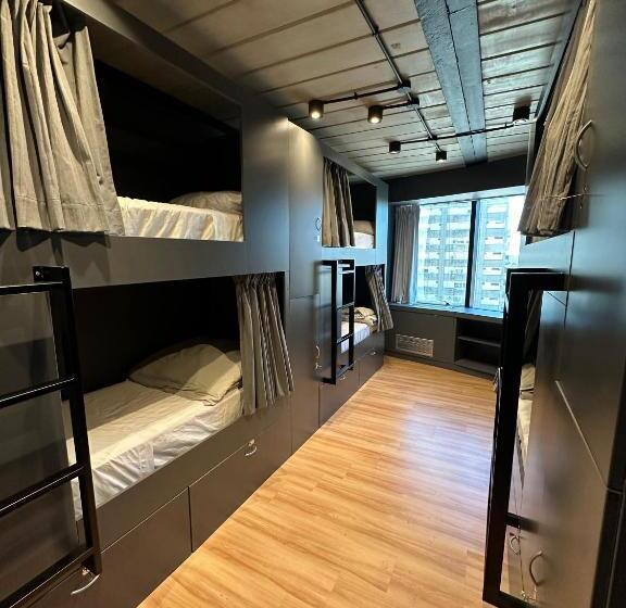 اتاق خانوادگی, Mons Hostel